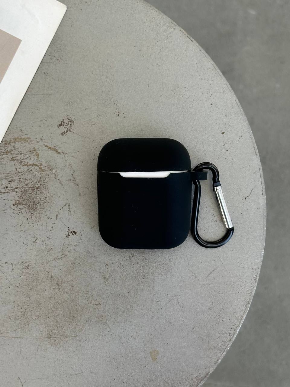 Чохол на AirPods 1 / 2 силіконовий із карабіном Black (05)