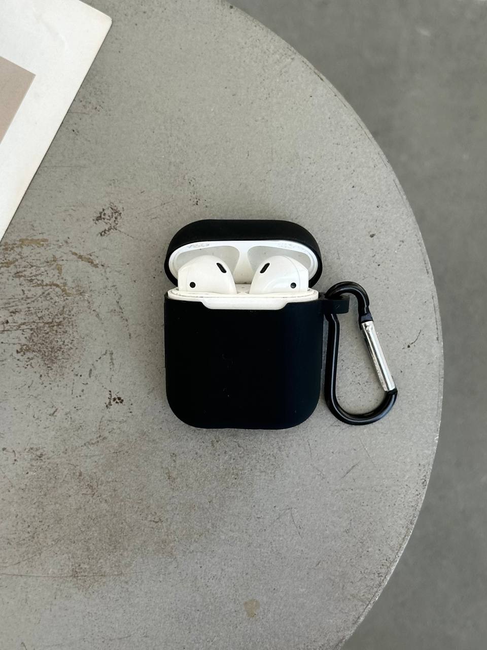 Чохол на AirPods 1 / 2 силіконовий із карабіном Black (05)