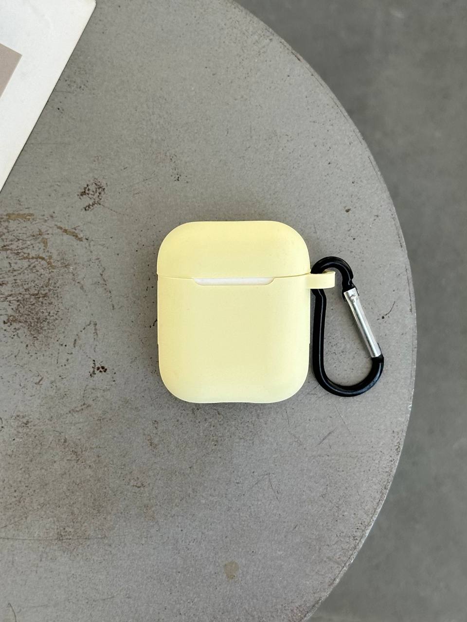 Чохол на AirPods 1 / 2 силіконовий із карабіном Cream Yellow (22)
