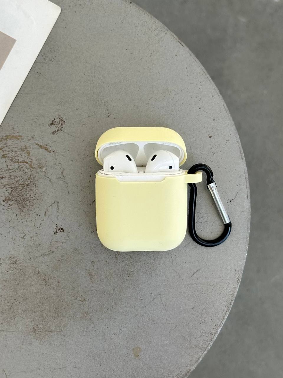 Чохол на AirPods 1 / 2 силіконовий із карабіном Cream Yellow (22)