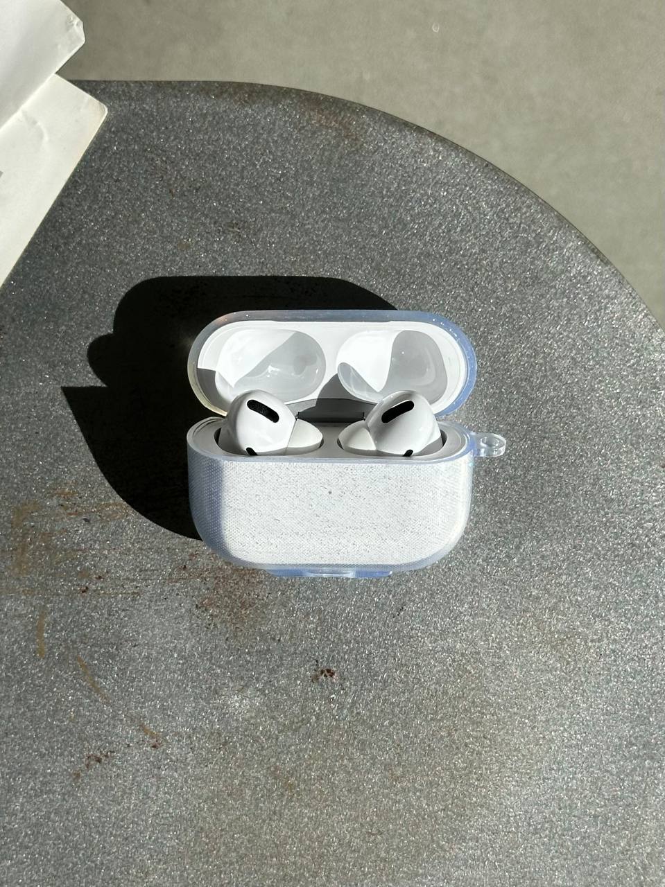 Чехол на AirPods Pro 2 прозрачный с блестками.