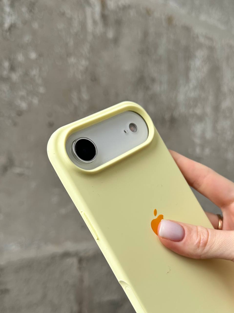 Чехол Silicone case с открытой камерой на iPhone 17 Air Cream Yellow (41)