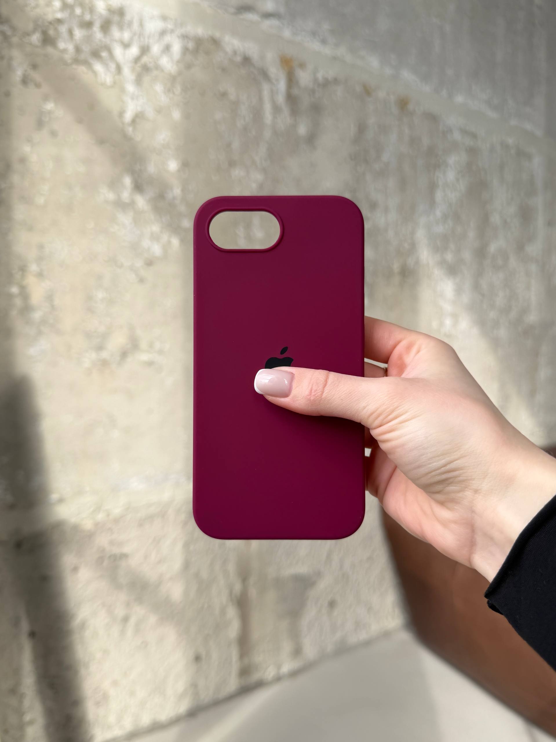 Чехол Silicone case с открытой камерой на iPhone 16e / 17e Marsala (18)
