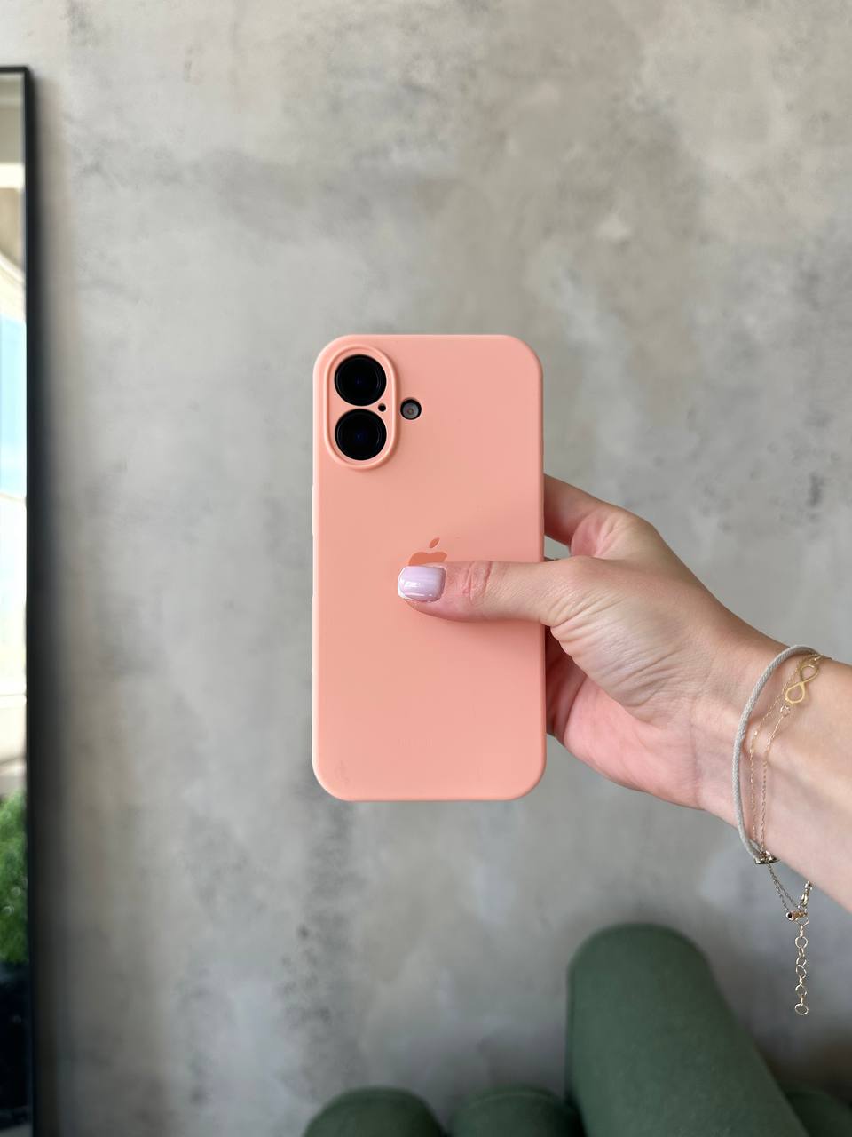 Чехол Silicone case с закрытой камерой на iPhone 16 Grapefruit #37