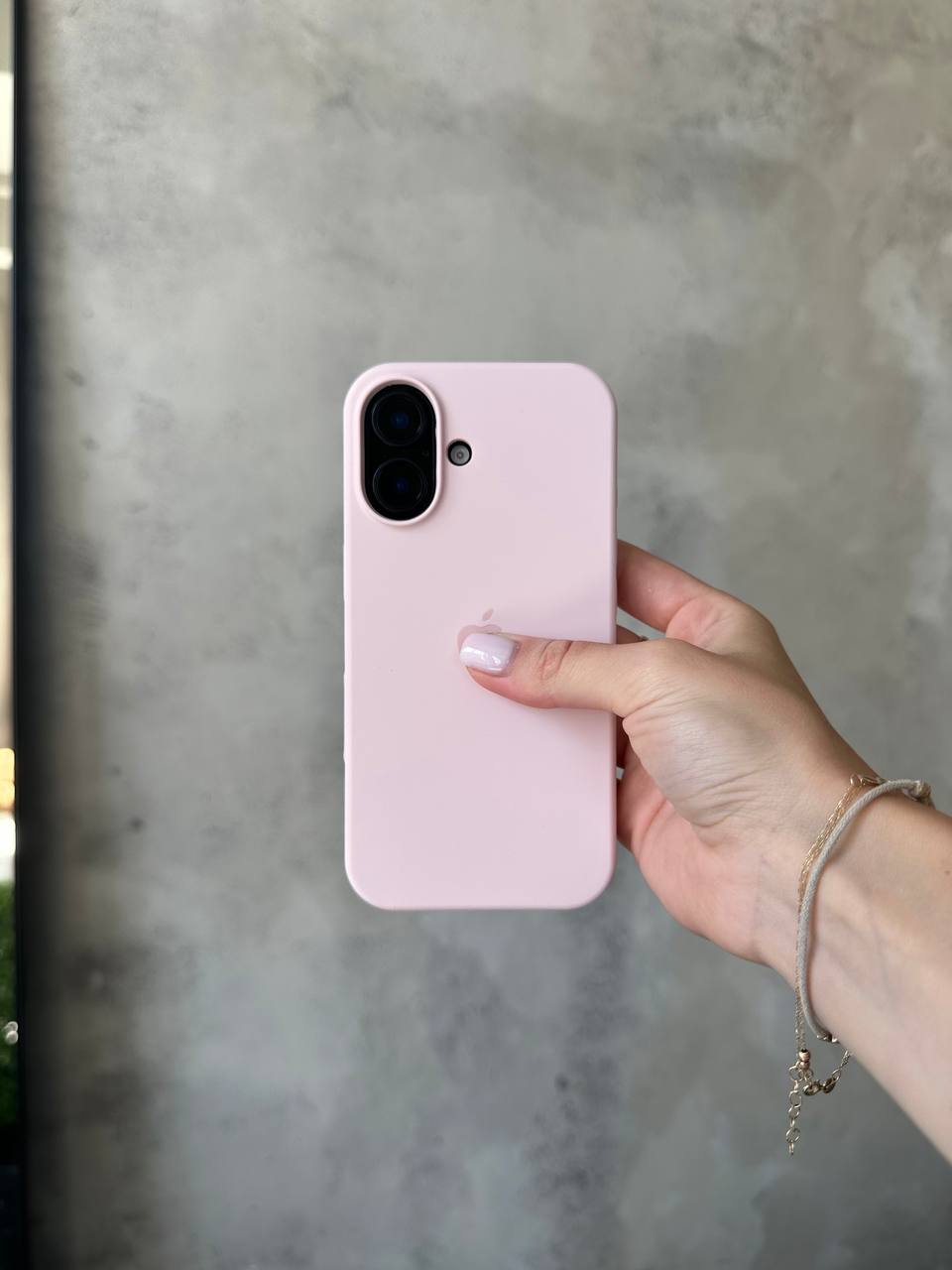 Чехол Silicone case с открытой камерой на iPhone 17 Chalk Pink (27)