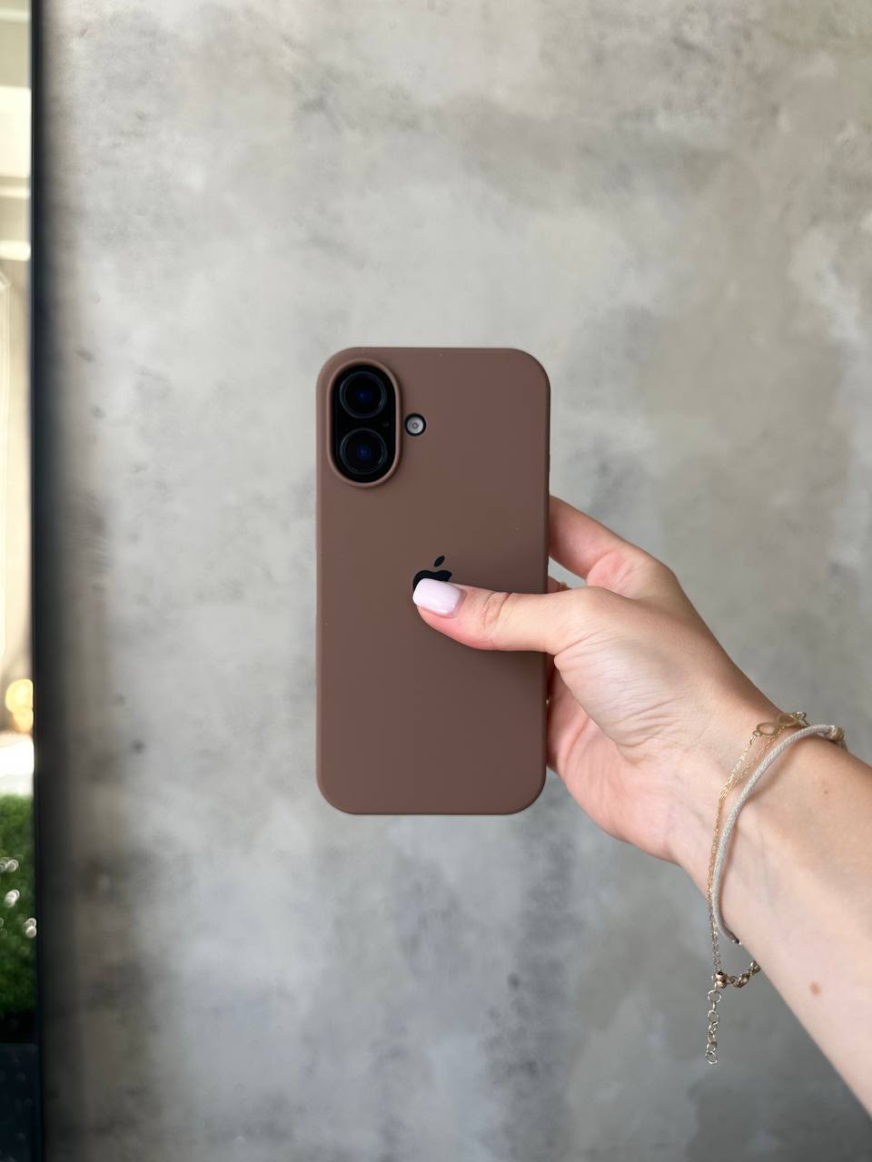 Чехол Silicone case с открытой камерой на iPhone 17 Chocolate (43)