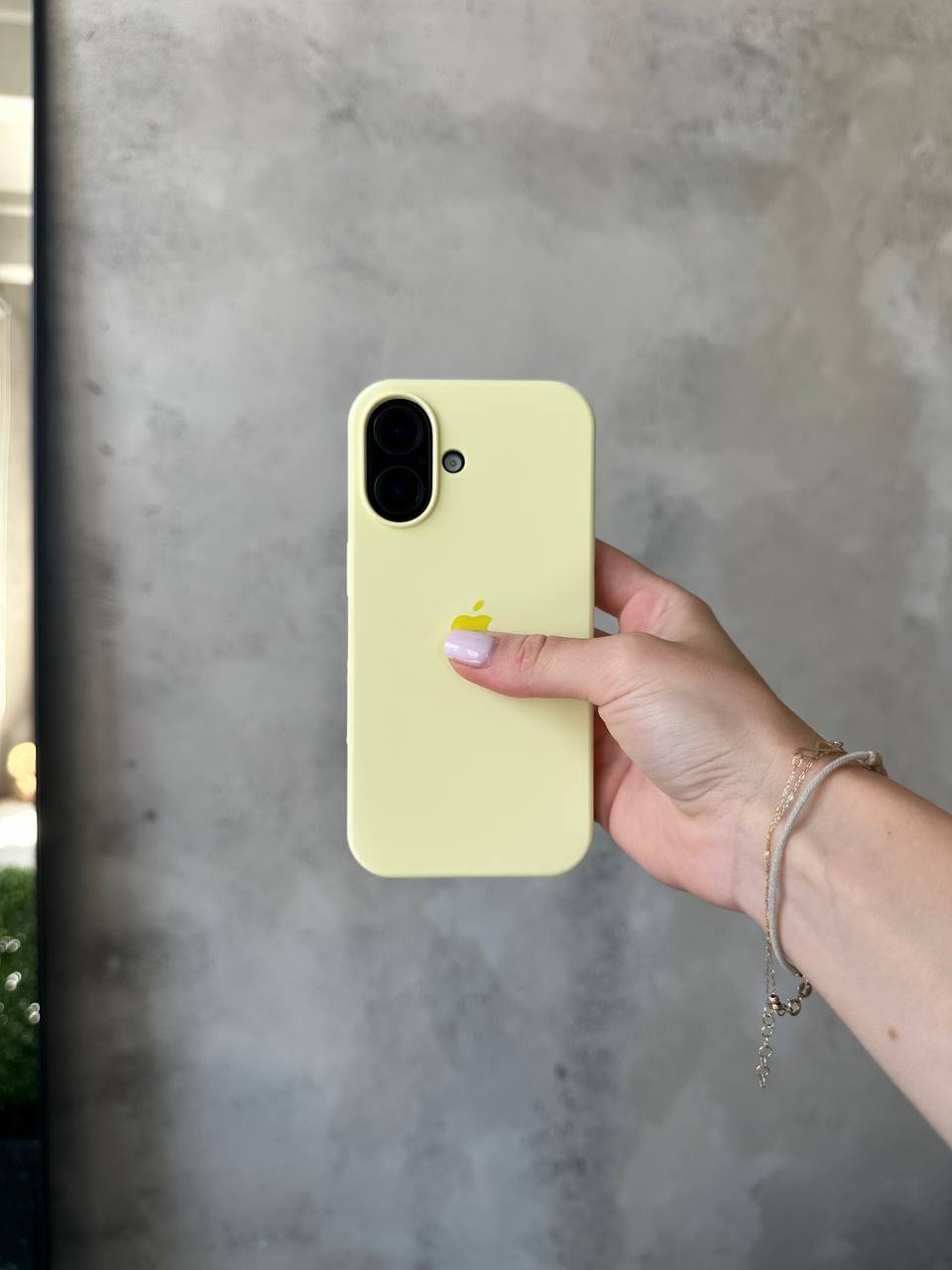 Чехол Silicone case с открытой камерой на iPhone 17 Cream Yellow (41)