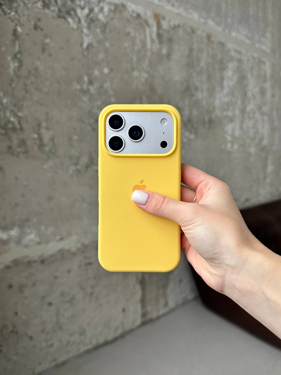 Чехол Silicone case с открытой камерой на iPhone 17 Pro Yellow (38)