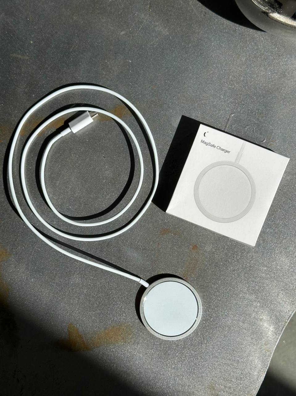 Безпровідний зарядний пристрій MagSafe USB-C з Яблучком
